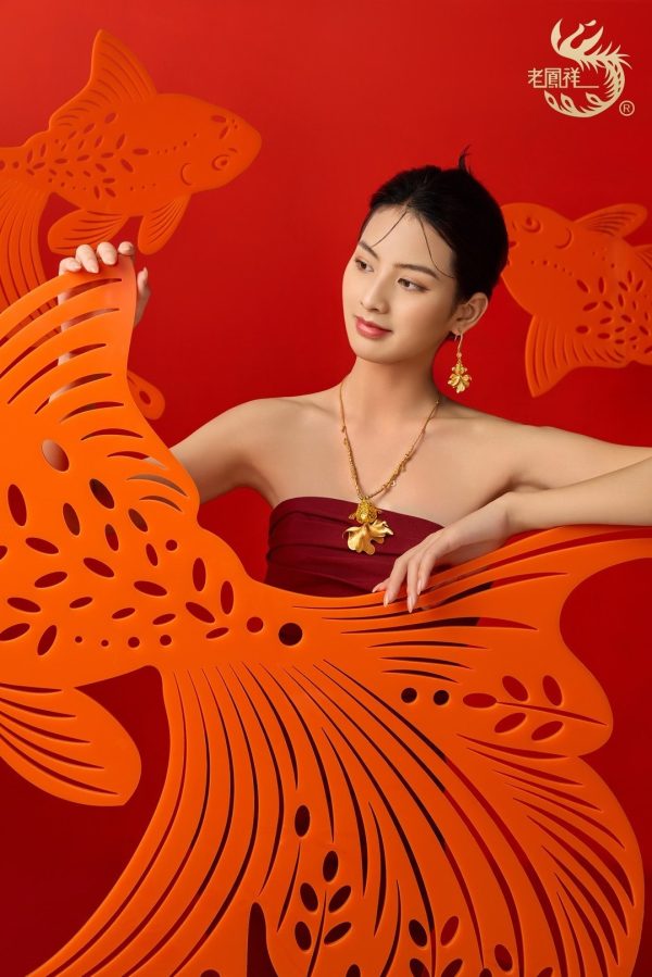 非遗技艺遇上现代设计，老凤祥“凤祥喜事·鱼悦”见证人生重要时刻